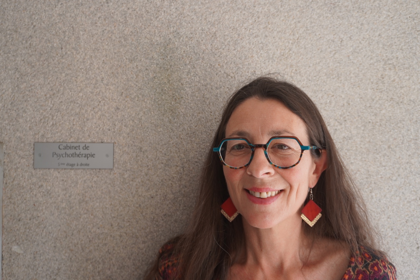 Véronique Bataillon, devant la plaque de son cabinet